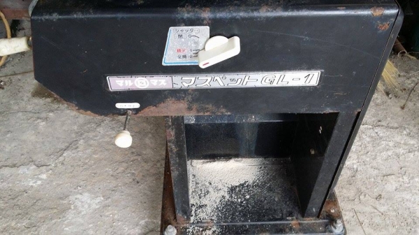 เครื่องสีข้าวขาวเก่าญี่ปุ่น  ISEKI  สภาพดีพร้อมใช้งาน  พร้อมหม้อแปลงไฟ สามารถใช้งานเสียบไฟบ้านได้เลย