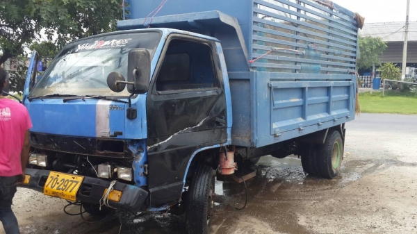 Isuzu 6 ล้อ ดั้ม เครื่อง 188 แรง มีสโลกลาง  เครื่องดีคันชีสวย กะบะดั้มสวย