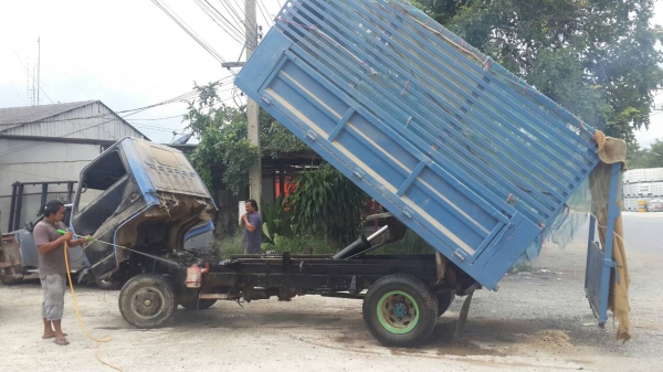 Isuzu 6 ล้อ ดั้ม เครื่อง 188 แรง มีสโลกลาง  เครื่องดีคันชีสวย กะบะดั้มสวย