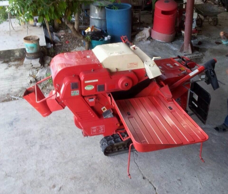 รถนวดข้าวเดินตาม เก่าญี่ปุ่น YANMAR  สภาพอย่างสวย เครื่องยนต์เบนซิน ขนาด 5.00 Hp. เป็นแทรคยาง  มีเกียร์