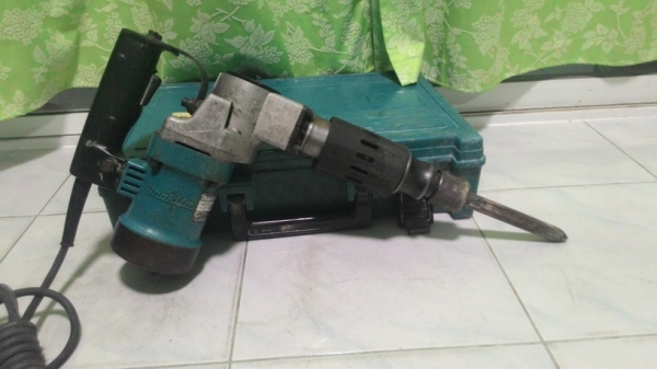 เครื่องสกัดคอนกรีต makita รุ่น 0810 สภาพดีพร้อมใช้งานครับ