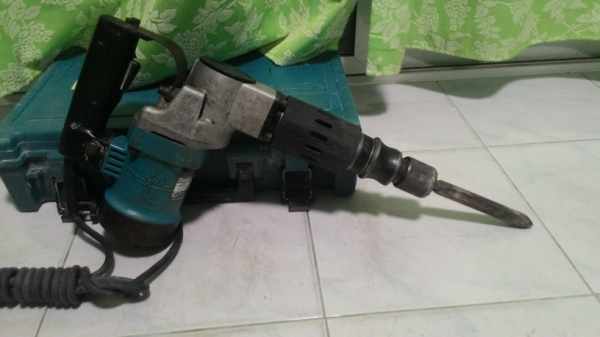 เครื่องสกัดคอนกรีต makita รุ่น 0810 สภาพดีพร้อมใช้งานครับ