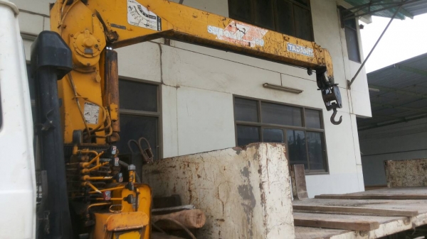 ขายด่วนครับ 6 ล้อ นิสสัน 180 แรง ยาว 6.5 m. ติดเครน TANADO 3.6 TON