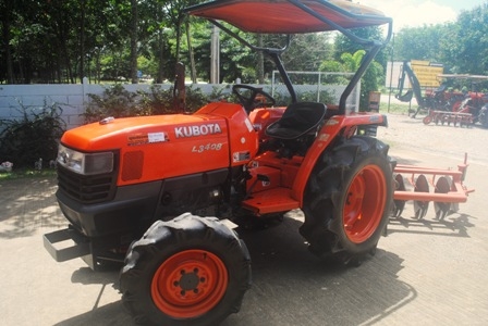 ขายรถไถ Kubota L 3408 (4WD) พร้อมอุปกรณ์ต่อพ่วงหลัง จะเอาผานพรวนหรือโรตารีก็ได้ครับ