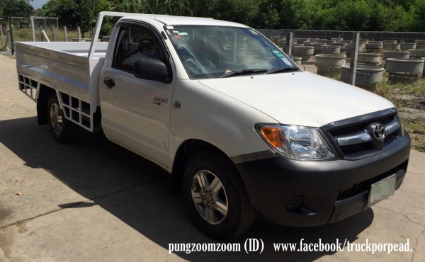 TOYOTA ทำกระบะเหล็ก ยาว 2.54 ม. กว้าง 1.73 ม.  และกล่องเครื่องมือ