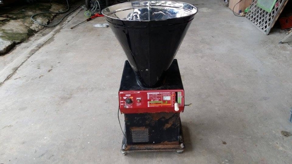 เครื่องสีข้าวขาวเก่าญี่ปุ่น  ISEKI  สภาพดีพร้อมใช้งาน  พร้อมหม้อแปลงไฟ สามารถใช้งานเสียบไฟบ้านได้เลย