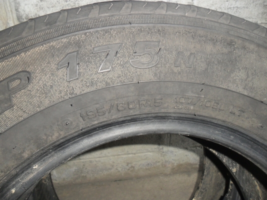 ยาง DUNLOP 195/80R15ปี10 สวยๆ 4 เส้น ราคา 2500 บาท ยาง DUNLOP 195/80R15ปี10 สวยๆ 4 เส้น ราคา 2500 บาท