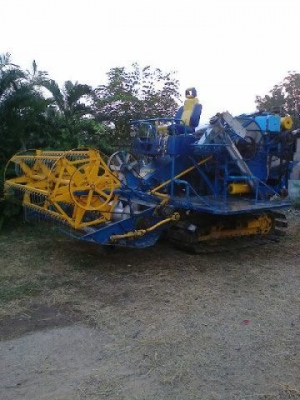 ขายรถเกี่ยวข้าวรองกระสอบ เกษตรพัฒนา เจ้าช้างน้อยไวไฟ เครื่อง140เทอร์โบ ตัวเดิน8 ปั้ม22ไดกิ้น เลสทั้งคัน สวยพร้อมใช้งาน โทร 090-8588220คุณนะ ID:narong498 หรือ www.truck.in.th/498