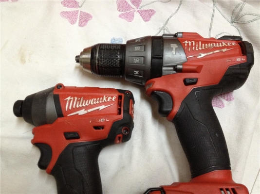 ชุดสว่านไร้สาย Milwaukee 2797-22 มีสว่านกระแทกและสว่านไขควง กล่องใหญ่มาก ชุดสว่านไร้สาย Milwaukee 2797-22 มีสว่านกระแทกและสว่านไขควง กล่องใหญ่มาก