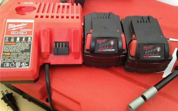 ชุดสว่านไร้สาย Milwaukee 2797-22 มีสว่านกระแทกและสว่านไขควง กล่องใหญ่มาก ชุดสว่านไร้สาย Milwaukee 2797-22 มีสว่านกระแทกและสว่านไขควง กล่องใหญ่มาก