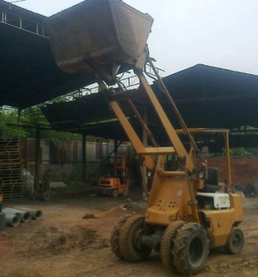 ขายด่วน TOYOTA SG10 รถตักล้อยาง สภาพดึสภาพสวยพร้อมทำงานได้เลยครับ เครื่องแรงดีไม่เยิ้ม กำลังดีมากครับ ตักได้ครึ่งคิว ราคาต่อรองได้ครับ