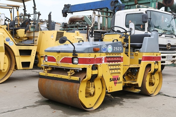 จำหน่าย รถขุด รถตัก รถบด รถปูยาง รถดันดิน รถเจาะ รถเกรด เครื่องจักรในงานก่อสร้างทุกประเภท นำเข้าจาก ญี่ปุ่น อเมริกา เยอรมัน สภาพพร้อมใช้ทุกคัน เอกสารครบ จัดไฟแนนท์ได้   -รถขุด Komatsu PC30, PC40, PC60, PC100, PC120, PC200 -รถตักล้อยาง Komatsu WA100, WA150