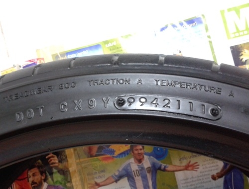 ยาง,235-35-19 NITTO'555 สภาพเต็มไม่ปะปี11แก่ๆหนึ่งคู่ 3,500