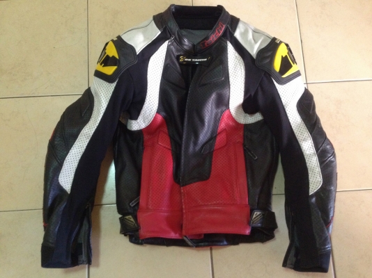 เครื่องแต่งกาย ขับรถหลายรายการ ยางสลิค ปี 12 120/70/17 200/60/17 อะไหล่