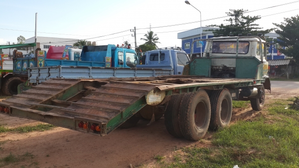 ขายด่วนสิบล้อเพลาเดียว เทรนเลอร์บรรทุกแบ็คโฮ200-320สบายราคาไม่แพงโทร0843923995