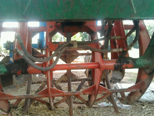 ขายคีบอ้อย KMT สภาพใหม่มาก ถอดออกจาก6600 คีบได้ปีเดียว