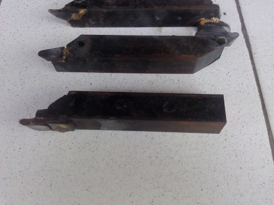 มีดกลึงแบบเชื่อมติดพร้อมด้ามและเจียร์ให้(มีVDOทดสอบกลึงให้ดู) ใช้ได้เลยเมื่อไปถึง เชื่อมให้แบบหนึ่งด้านและสองด้าน