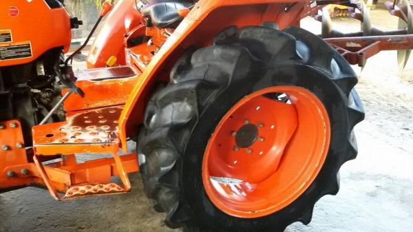 ปัญญาแทรคเตอร์มาแล้ว...จัดมาให้ครับ คูโบต้า L2808 ใบมีด พร้อมผาน5ตราช้าง เล่มทะเบียนพร้อม ส่งทั่วไทย จัดส่ง อ.เมือง จ.เพชรบูรณ์