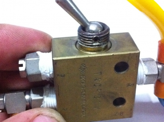 สวิทช์ลมแบบโยก เปิด-ปิด ลมยี่ห้อ KOGANEI จากญี่ปุ่น สวิทช์ลมแบบโยก เปิด-ปิด ลมยี่ห้อ KOGANEI จากญี่ปุ่น