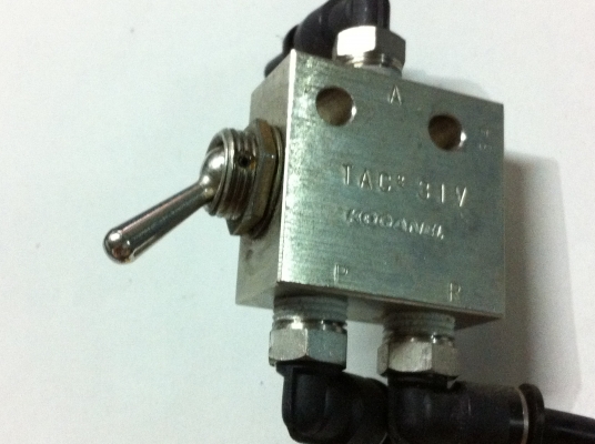 สวิทช์ลมแบบโยก เปิด-ปิด ลมยี่ห้อ KOGANEI จากญี่ปุ่น สวิทช์ลมแบบโยก เปิด-ปิด ลมยี่ห้อ KOGANEI จากญี่ปุ่น