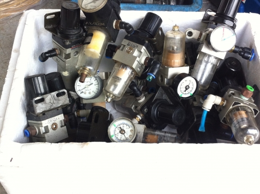 ชุดตัวปรับตั้งแรงดันลม พร้อมกับตัวดักน้ำ ยี่ห้อ SMC ปรับตั้งแรงดันได้ 0.5- 8.5 kgf/cm2