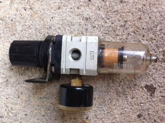 ชุดตัวปรับตั้งแรงดันลม พร้อมกับตัวดักน้ำ ยี่ห้อ SMC ปรับตั้งแรงดันได้ 0.5- 8.5 kgf/cm2