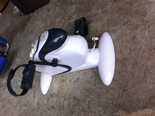 เครื่องพาขาและเท้าให้มีการเคลื่อนไหวด้วยการหมุนของมอเตอร์ ปรับช้า-เร็ว และระยะเวลาได้ มีชุดควมคุมดึงออกมาได้