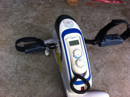 เครื่องพาขาและเท้าให้มีการเคลื่อนไหวด้วยการหมุนของมอเตอร์ ปรับช้า-เร็ว และระยะเวลาได้ มีชุดควมคุมดึงออกมาได้