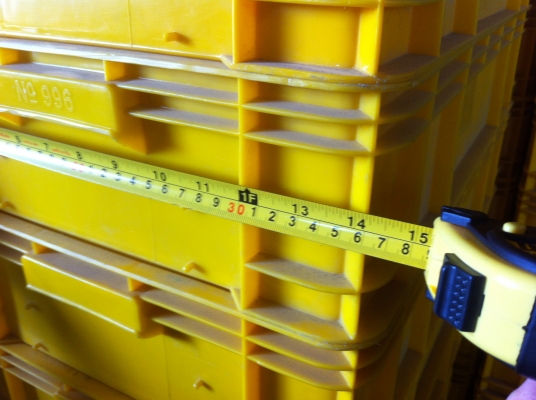 กะบะพลาสติกแข็งเหนียวสี่เหลืองขนาดยาว 58 กว้าง 36 และสูง 12 ซม.สภาพค่อยข้างใหม่