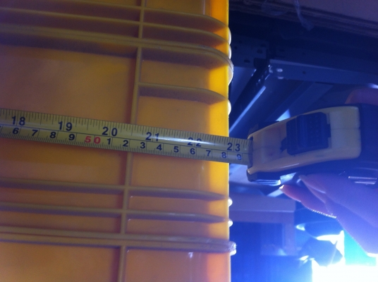 กะบะพลาสติกแข็งเหนียวสี่เหลืองขนาดยาว 58 กว้าง 36 และสูง 12 ซม.สภาพค่อยข้างใหม่