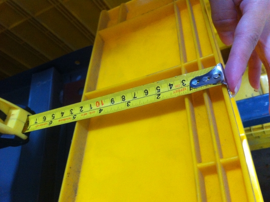 กะบะพลาสติกแข็งเหนียวสี่เหลืองขนาดยาว 58 กว้าง 36 และสูง 12 ซม.สภาพค่อยข้างใหม่