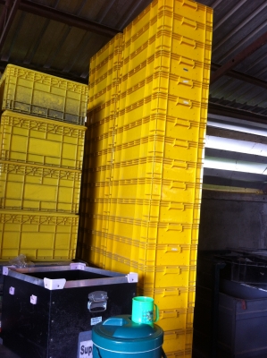 กะบะพลาสติกแข็งเหนียวสี่เหลืองขนาดยาว 58 กว้าง 36 และสูง 12 ซม.สภาพค่อยข้างใหม่