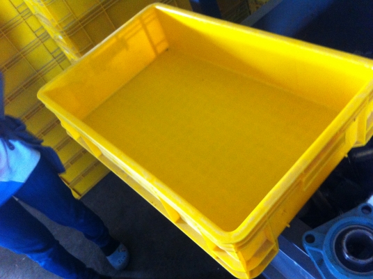 กะบะพลาสติกแข็งเหนียวสี่เหลืองขนาดยาว 58 กว้าง 36 และสูง 12 ซม.สภาพค่อยข้างใหม่