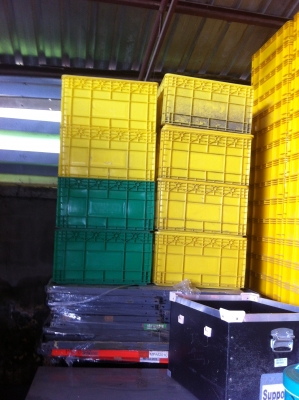 กะบะพลาสติกแข็งเหนียวสี่เหลืองขนาดยาว 58 กว้าง 36 และสูง 12 ซม.สภาพค่อยข้างใหม่