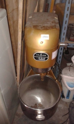 ขายเตาอบมือสอง เครื่องตีไข่ เครื่องนวดแป้ง ตู้กระจก ถาด เเม่พิมหลายรายการ