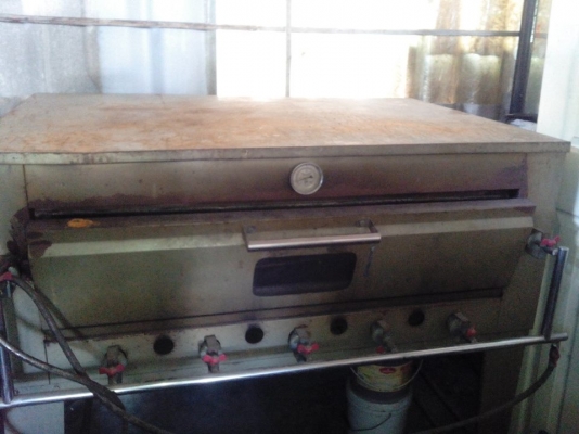 ขายเตาอบมือสอง เครื่องตีไข่ เครื่องนวดแป้ง ตู้กระจก ถาด เเม่พิมหลายรายการ