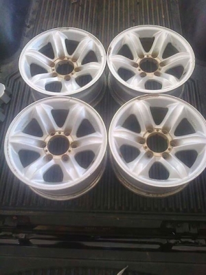 ล้อแม็กซ์เก่าๆล้อเดิมติดรถของอีซุซุรุ่น โรดิโอโฟวิลรุ่นเก่า(ลายเล็บเหยียว) ล้อแม็กซ์เก่าๆล้อเดิมติดรถของอีซุซุรุ่น โรดิโอโฟวิลรุ่นเก่า(ลายเล็บเหยียว)