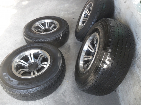 ล้อแม็ก 15นิ้ว 6รู พร้อมยาง 255/70R15 สวยๆ 4 ล้อ ราคา 6700 บาท