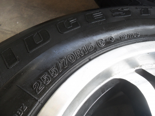 ล้อแม็ก 15นิ้ว 6รู พร้อมยาง 255/70R15 สวยๆ 4 ล้อ ราคา 6700 บาท