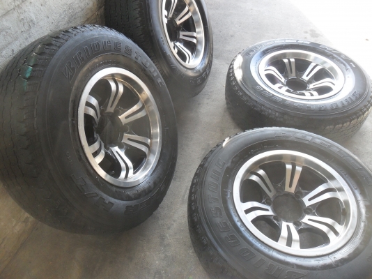 ล้อแม็ก 15นิ้ว 6รู พร้อมยาง 255/70R15 สวยๆ 4 ล้อ ราคา 6700 บาท