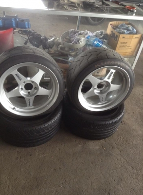 แมคแท้ 17กว้าง10นิ้ว  1คู่. พร้อมยางkumho สลิค 240/61 ยางปี12