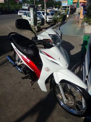 ราคาถูก Honda Wave 110 i สีขาว แดง ปี 2556 รถสวย ขับนิ่มขี่ดีมากๆ พร้อมใช้