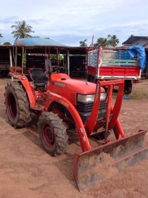 แทรกเตอร์คูโบต้า 3408สภาพเดิมทั้งคัน ดีมาก เป็นรถขาดจำนำมีผานหลังให้ด้วย แทรกเตอร์คูโบต้า 3408สภาพเดิมทั้งคัน ดีมาก เป็นรถขาดจำนำมีผานหลังให้ด้วย