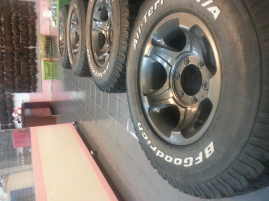 แม็กพร้อมยางขอบ15 4&times;4 ยางBF 30&times;9.5 -15 สวยที่สุดถูกๆ ครับใส่่ได้เลย
