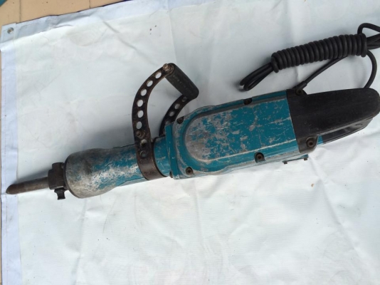ขายเครื่องสกัดคอนกรีต Makita รุ่น HM1306  ราคาต่อลองใด้คับ