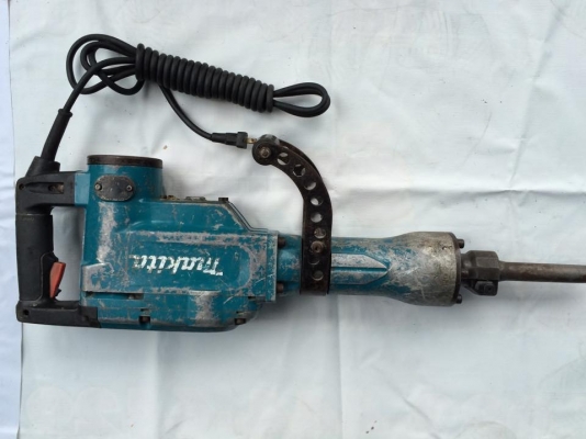 ขายเครื่องสกัดคอนกรีต Makita รุ่น HM1306  ราคาต่อลองใด้คับ