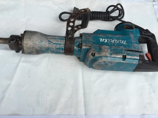 ขายเครื่องสกัดคอนกรีต Makita รุ่น HM1306  ราคาต่อลองใด้คับ