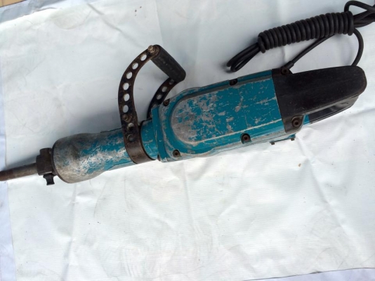 ขายเครื่องสกัดคอนกรีต Makita รุ่น HM1306  ราคาต่อลองใด้คับ