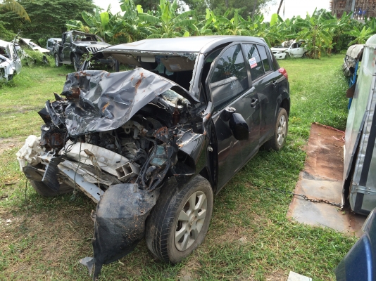 ขายด่วน NISSAN  TIDA สีดำ ปี2006 เครื่อง 2.6