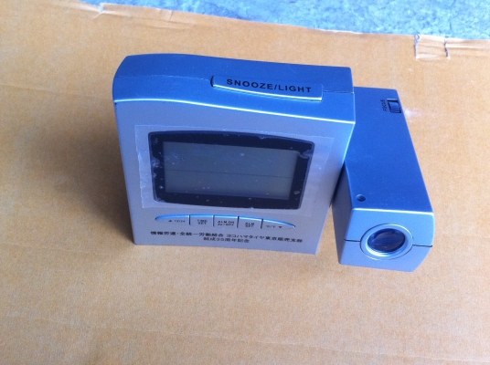 ชุดแสดงเวลา อุณหภูมิ และสามารถตั้งปลุกได้ แสดงผลฉายออกมาขึ้นที่ผนังหรือบนเพดามองเห็นชันเจน